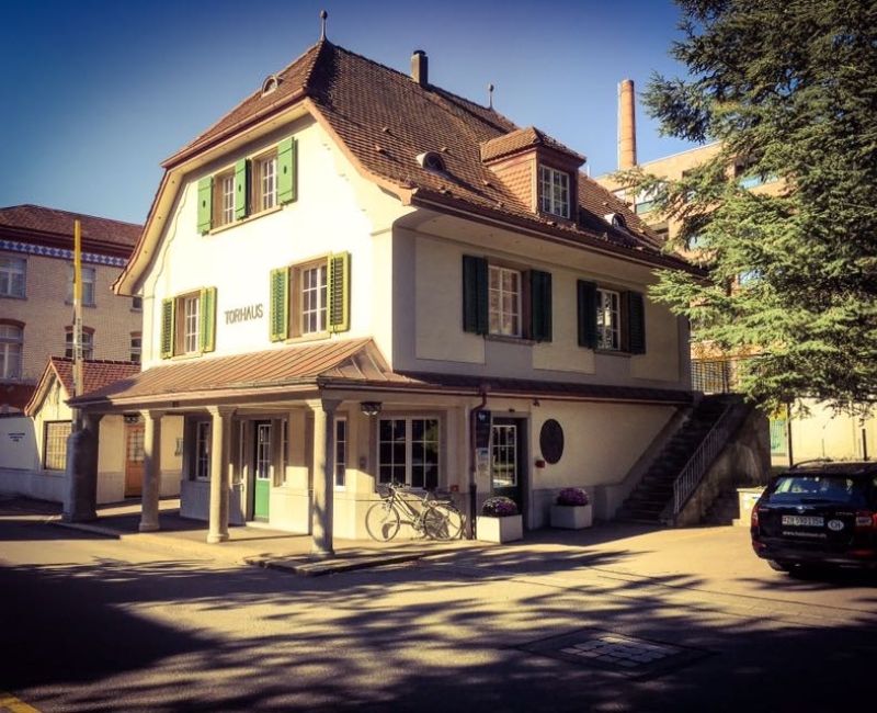 Aussenansicht der Praxisgemeinschaft Torhaus an der Rychenbergstrasse 68